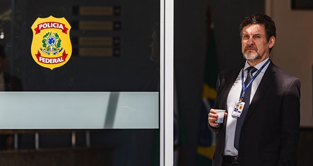 RESENHA CRÍTICA: Polícia Federal - A Lei é para Todos RESENHA CRÍTICA: Polícia Federal - A Lei é para Todos