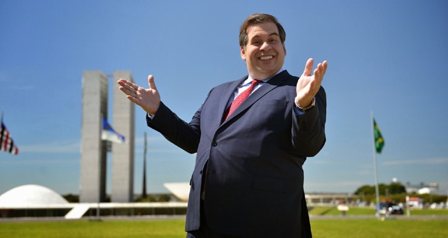 RESENHA CRÍTICA: O Candidato Honesto RESENHA CRÍTICA: O Candidato Honesto