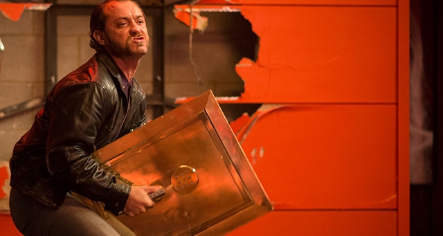 RESENHA CRÍTICA: A Recompensa (Dom Hemingway) RESENHA CRÍTICA: A Recompensa (Dom Hemingway)